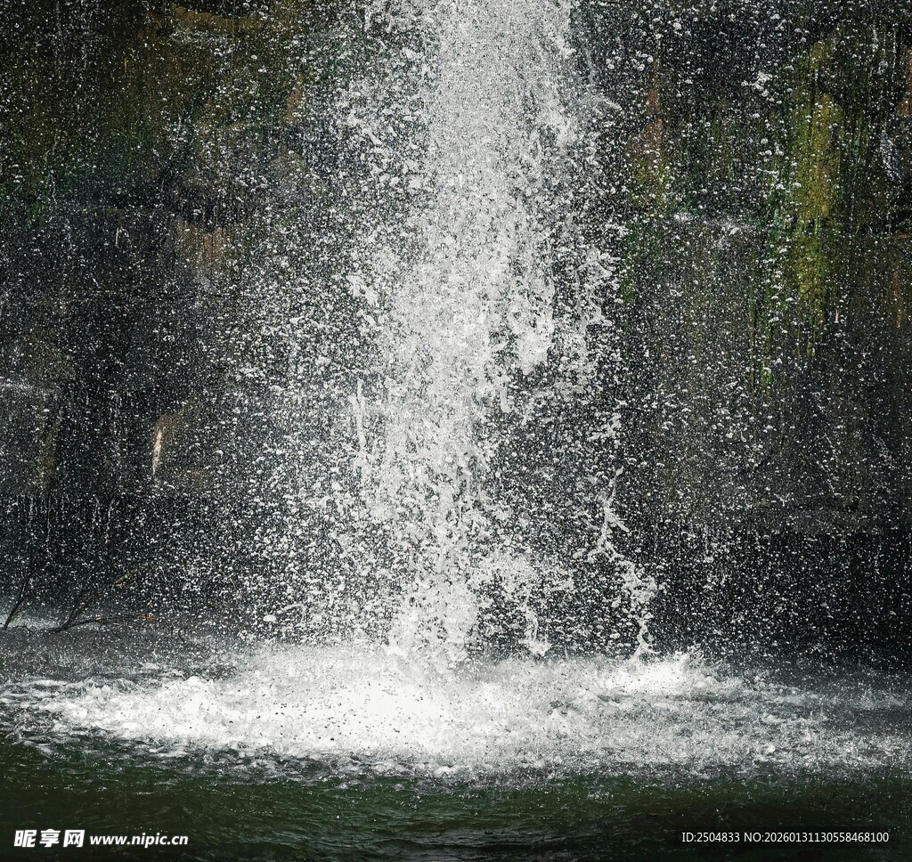 瀑布水花飞溅的自然美景