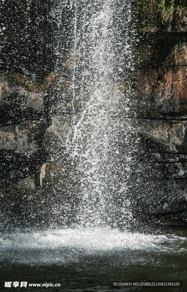 山间瀑布水流倾泻而下