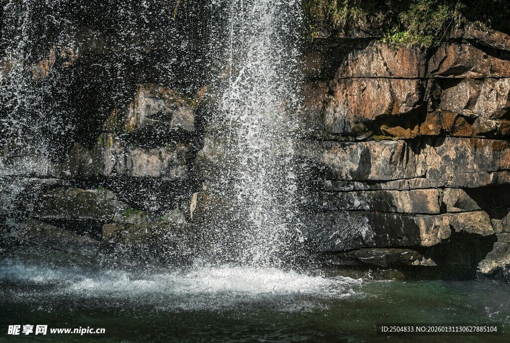 山间瀑布倾泻而下