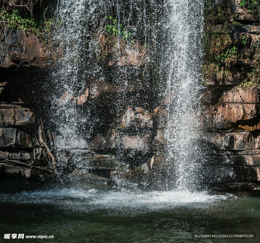 山间瀑布 水流倾泻之景