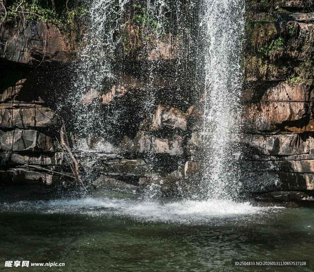 山间瀑布景观