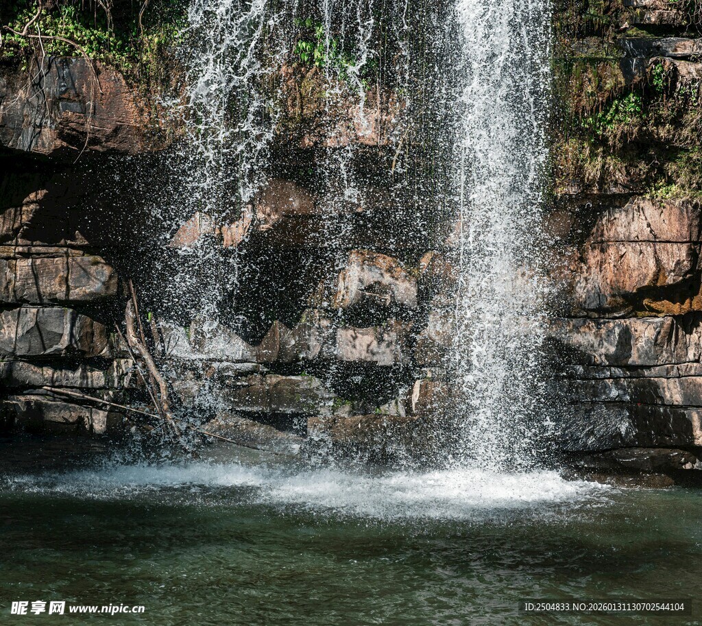 山间瀑布倾泻入碧潭