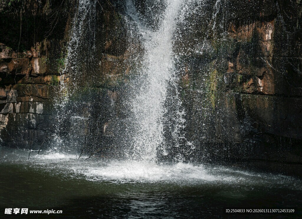 山间瀑布倾泻而下