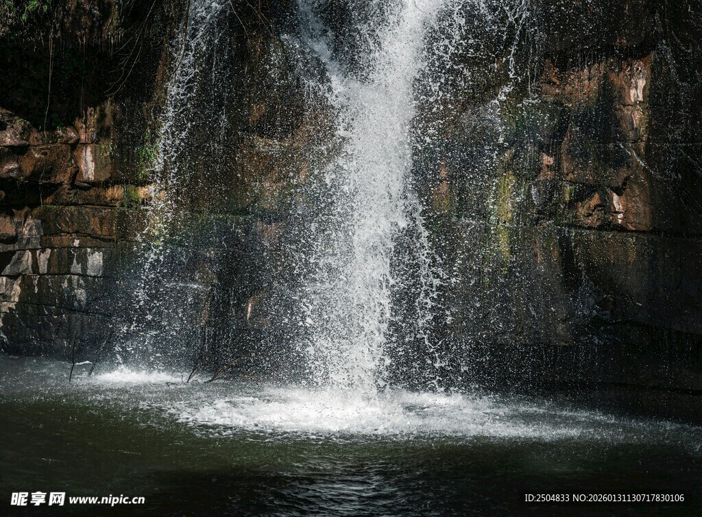 山间瀑布倾泻而下