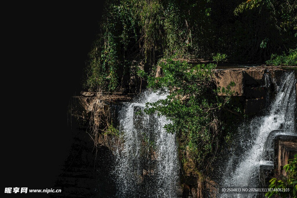 山间瀑布绿意环绕美景