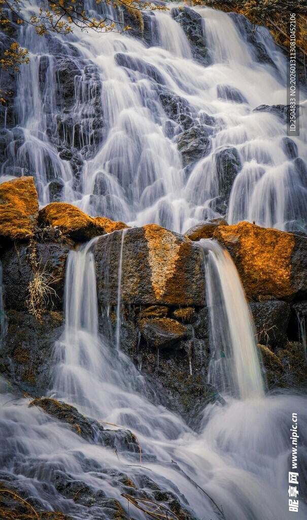 壮观瀑布水流倾泻而下