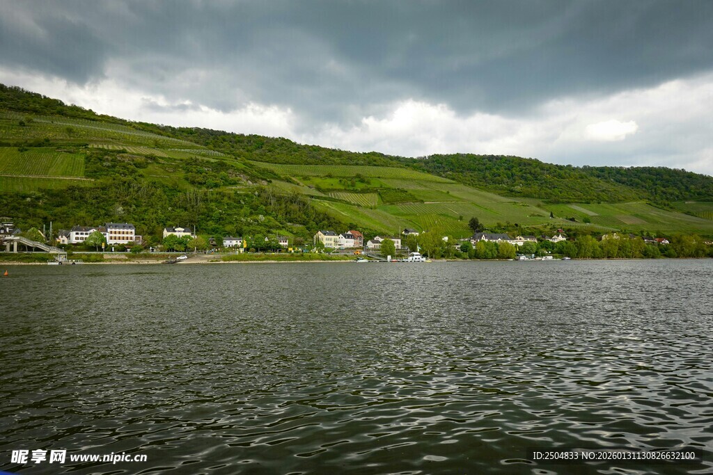 湖畔青山间的宁静景致
