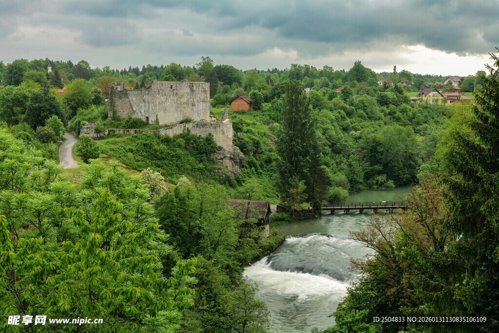 山间溪流旁的绿意景致