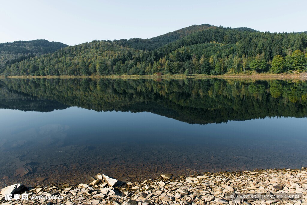 宁静湖畔 山水相映成趣