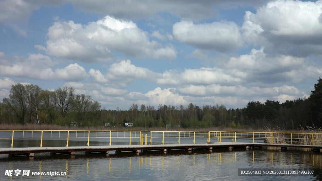 湖畔长桥 云下宁静风光