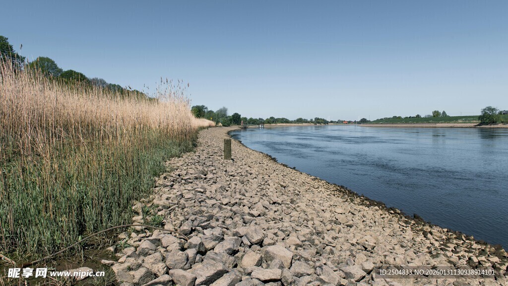 河畔碎石岸 自然风光美