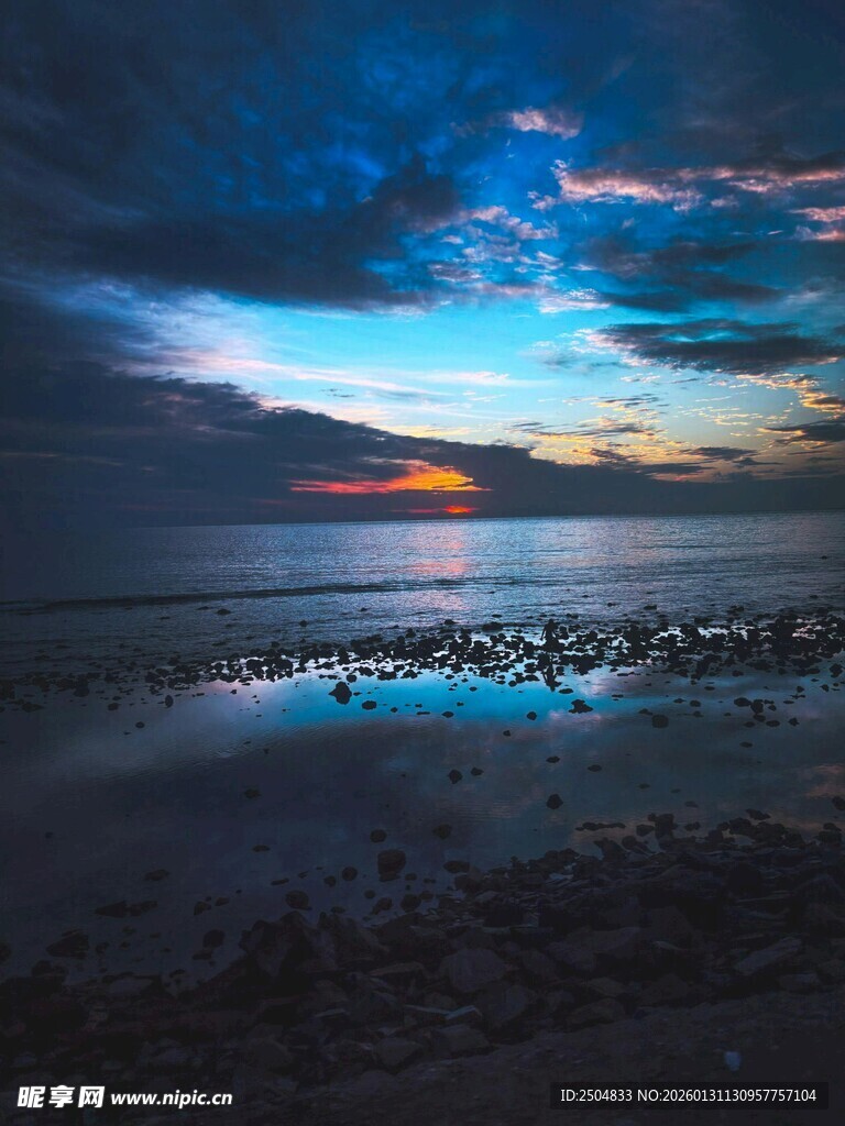 海边暮色下的静谧美丽景象