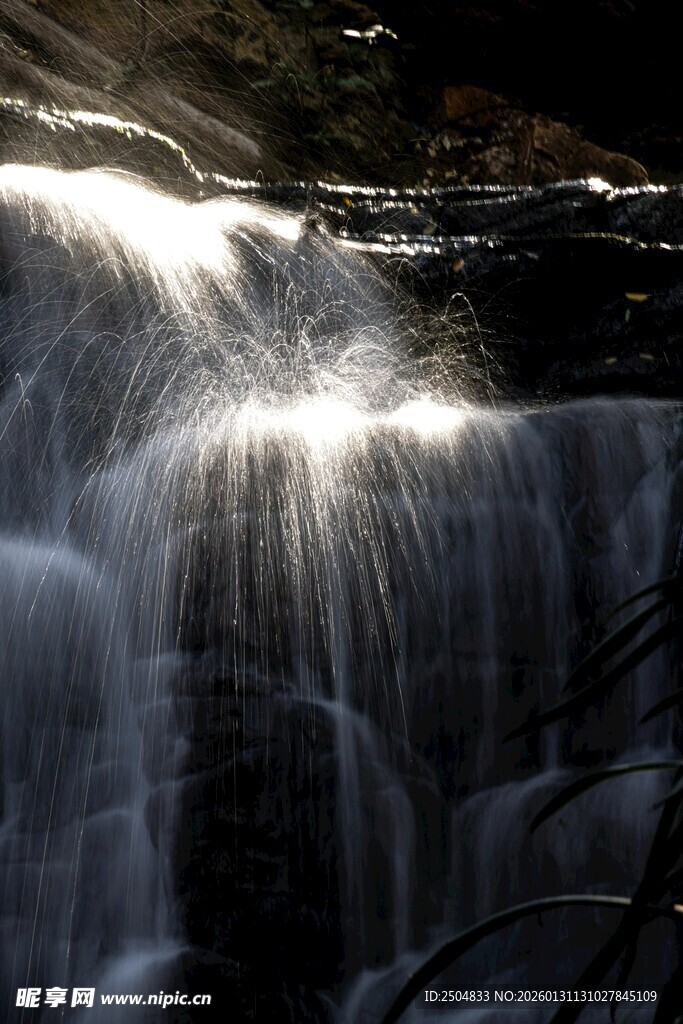 山间瀑布水流倾泻之景