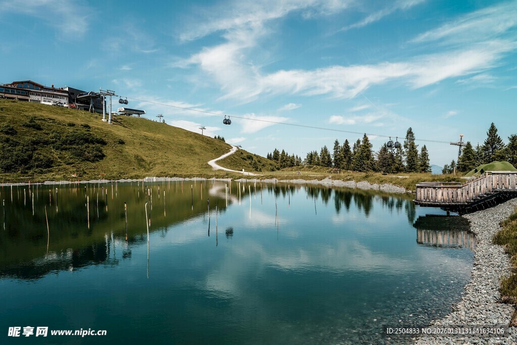 山间静谧湖景 风光如画