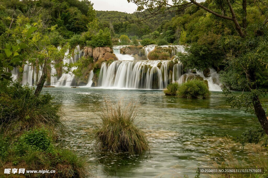 森林中的美丽瀑布景观