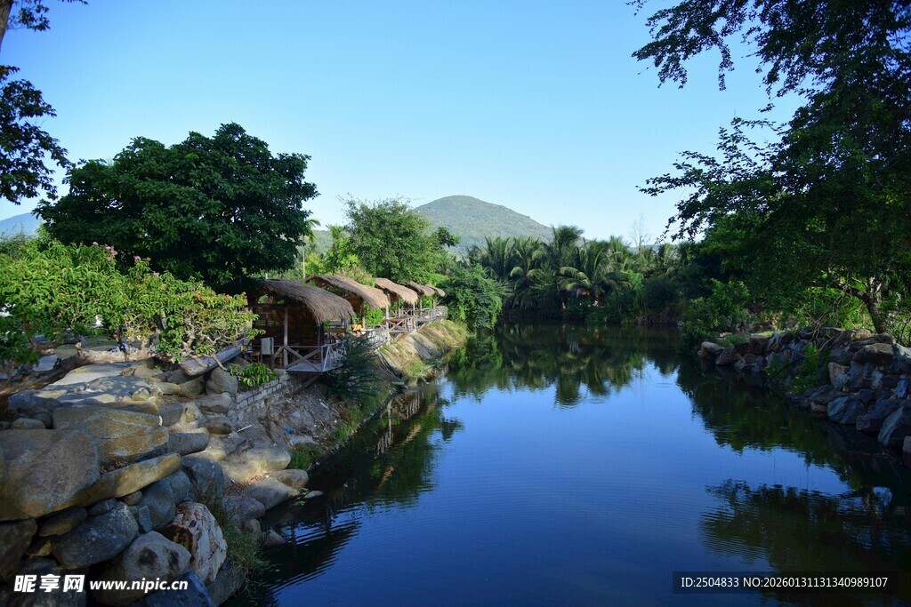 宁静河畔自然风光美景