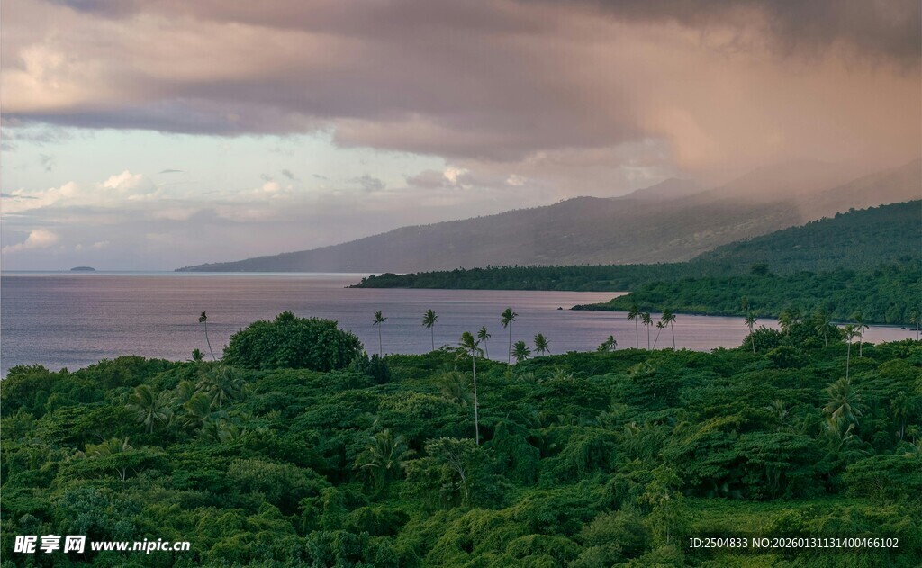 海边葱郁山林与多云天空