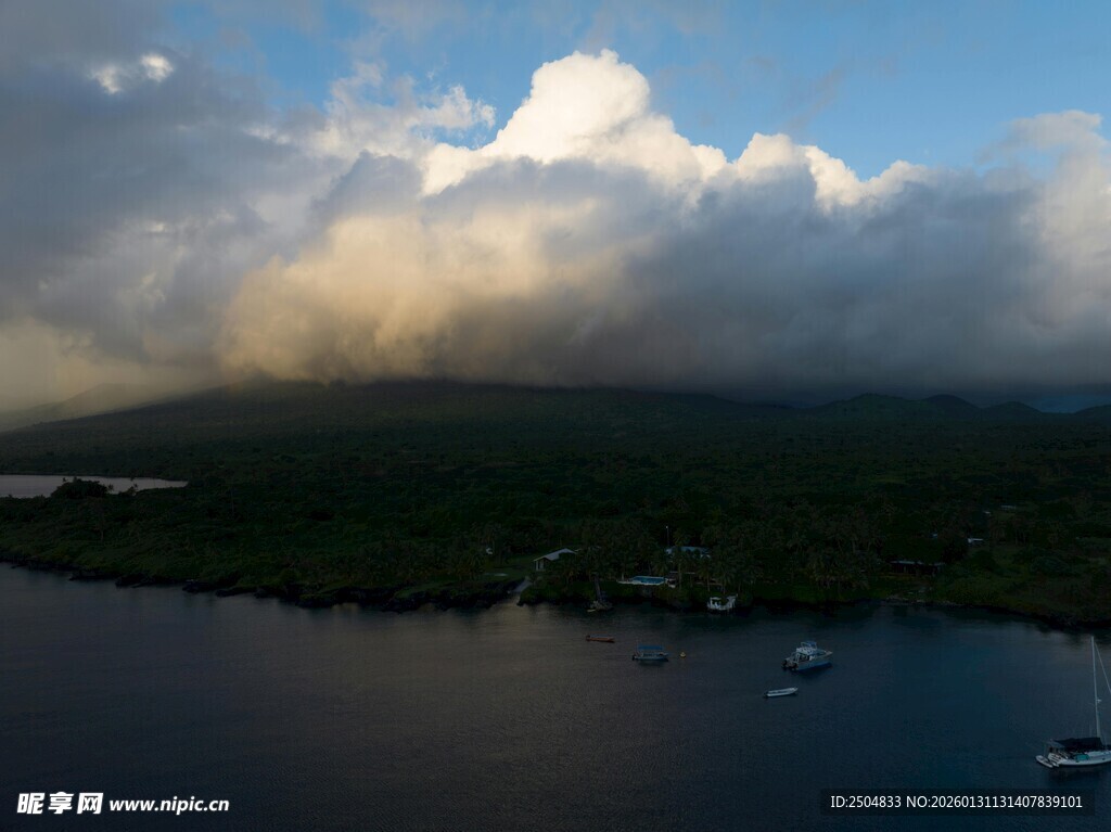 海上云景 岛屿与船只