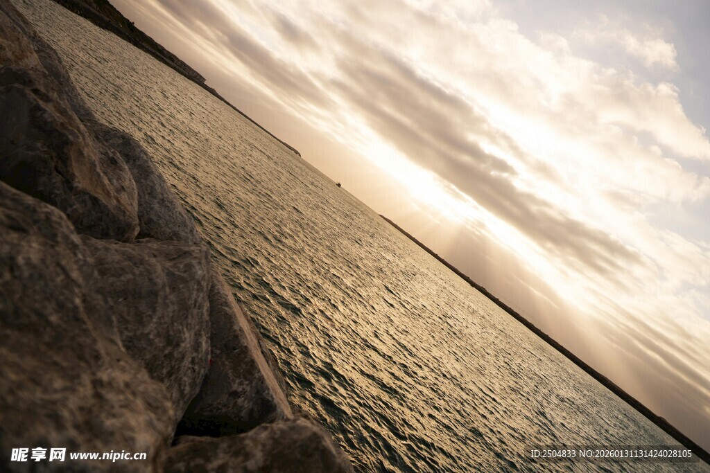 海边木板路 阳光洒海面