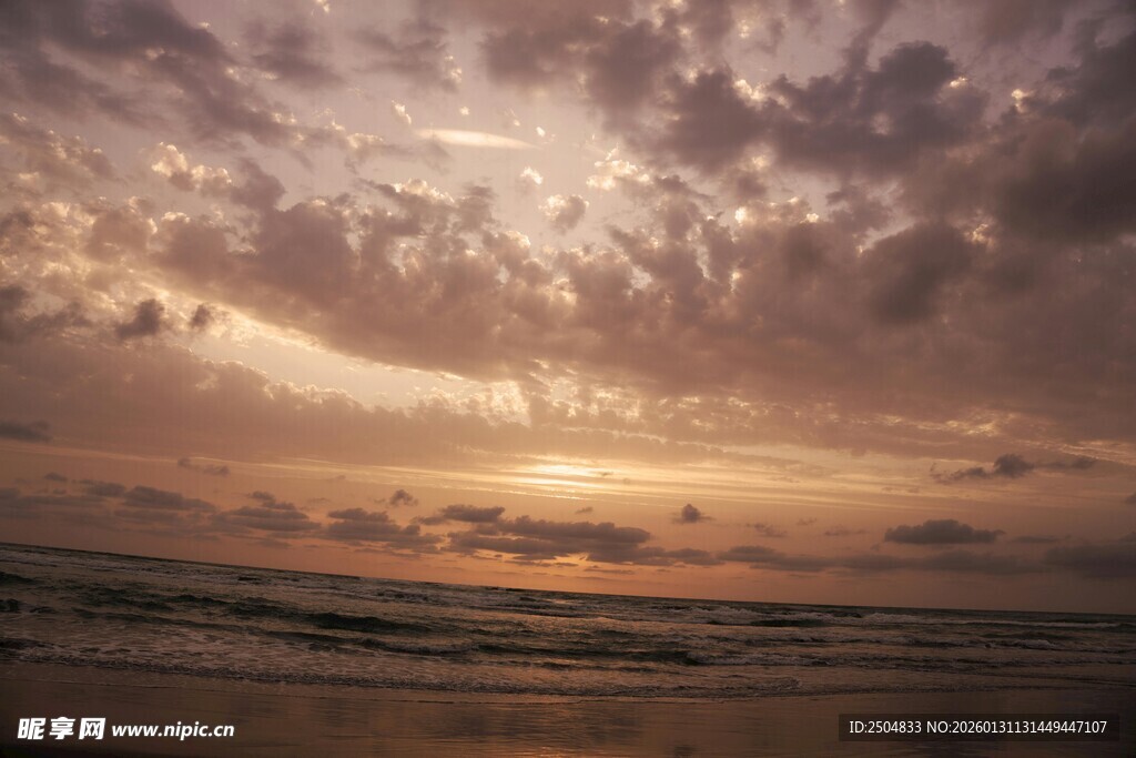 海边日落时分的壮丽天空