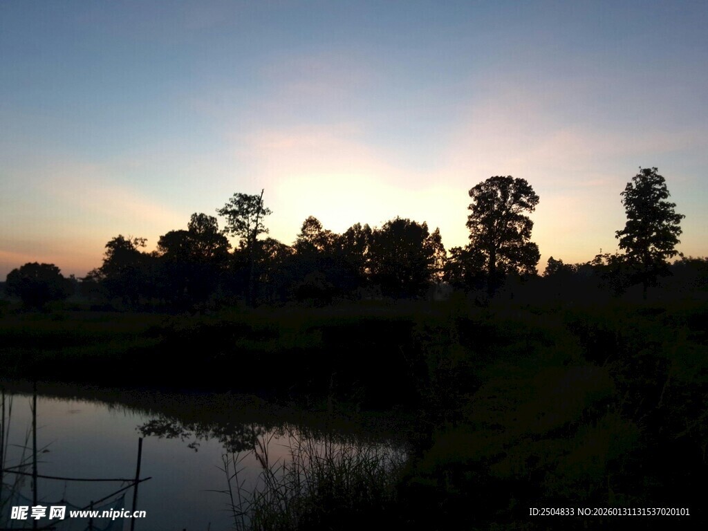 黄昏湖畔的静谧自然景象