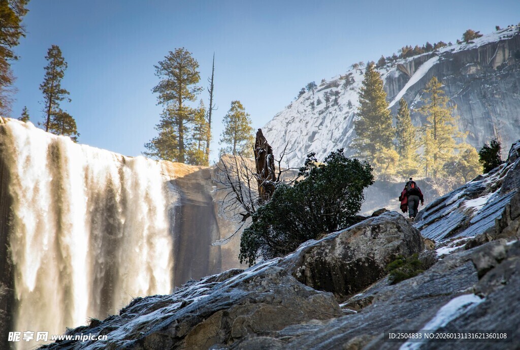 壮丽山间瀑布景观