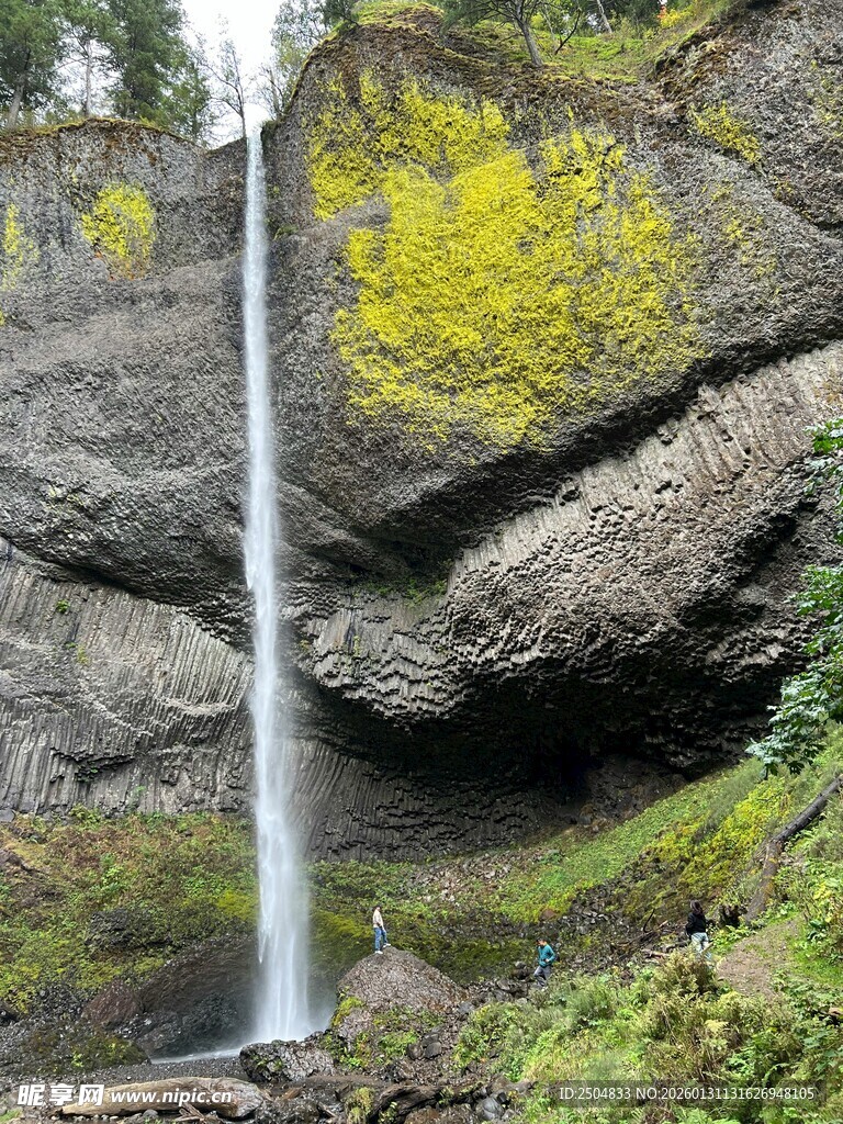 山间瀑布 绿意盎然的景致
