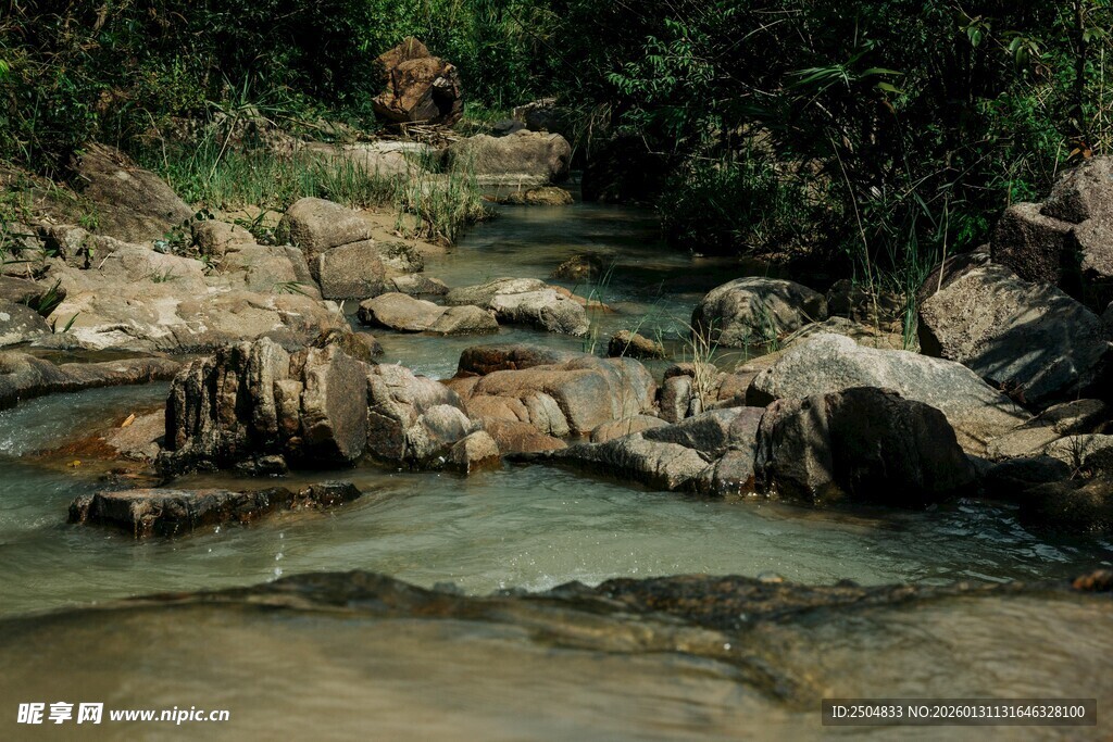 山间溪流中的嶙峋怪石