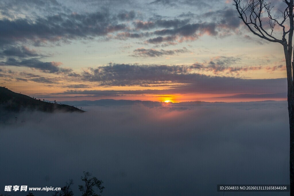 日出云海间的壮美景色