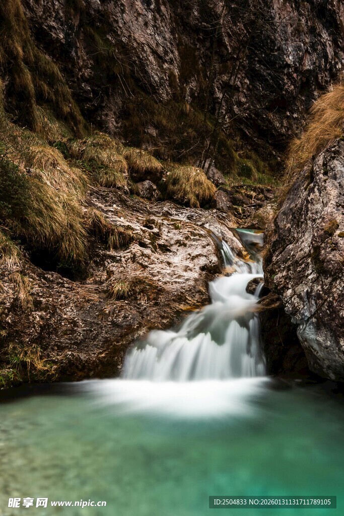 山间清冽溪流小瀑布