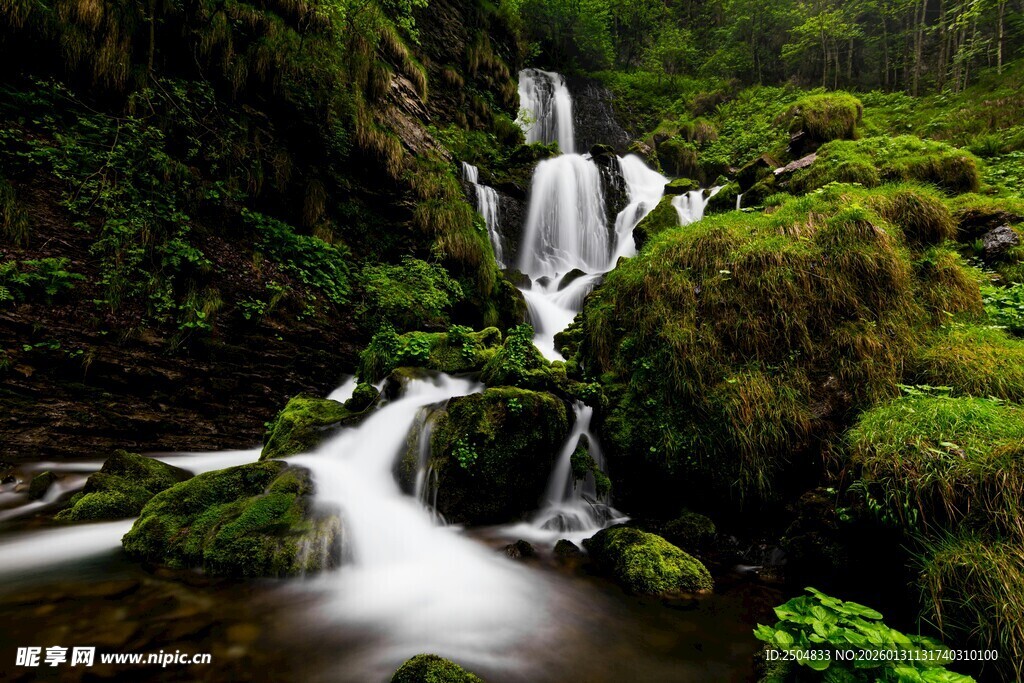 山间清幽瀑布 绿意盎然