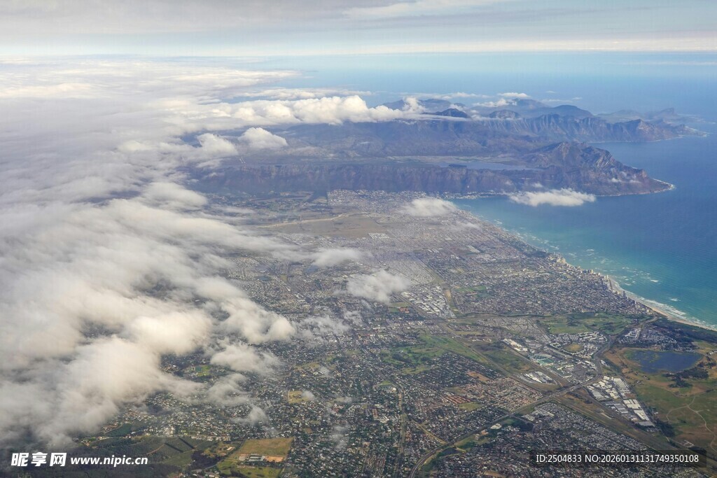 高空俯瞰山海云雾美景
