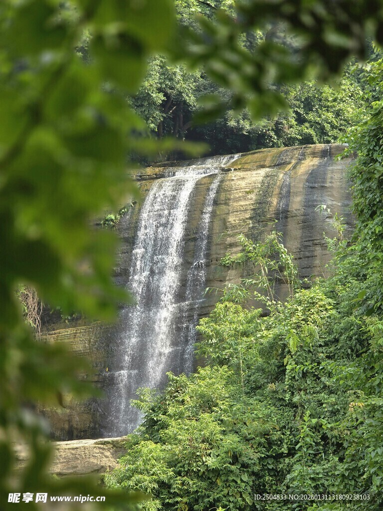 山林间的壮美瀑布景观