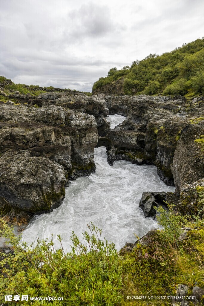 冰岛壮丽峡谷溪流景观