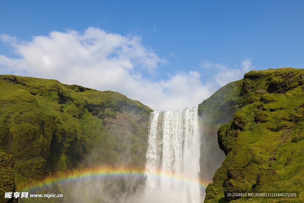 山间瀑布映彩虹美景