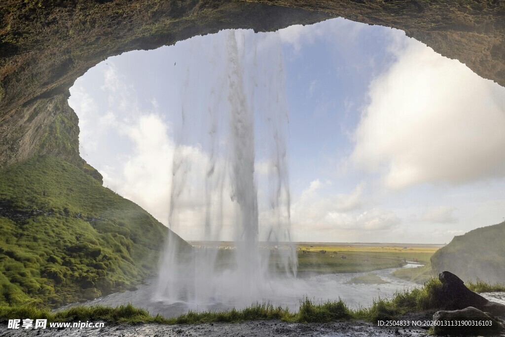 洞穴外壮观的飞瀑景象