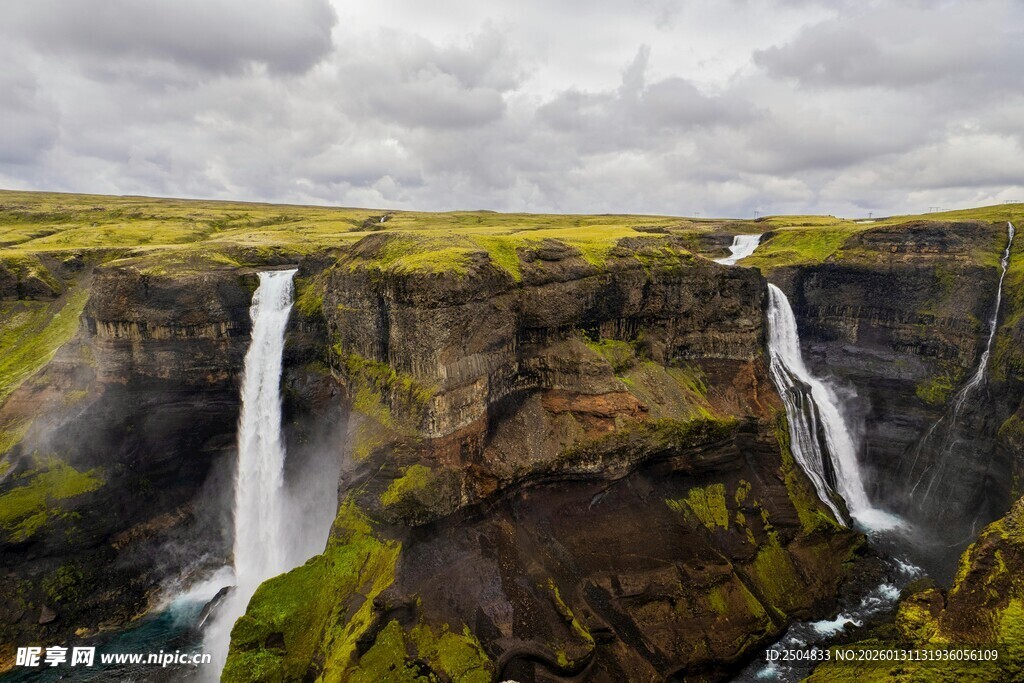 冰岛壮丽双瀑布自然景观