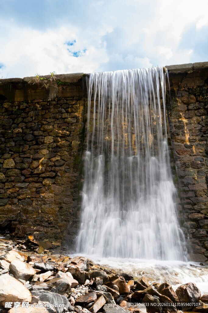 石砌瀑布下的自然景致