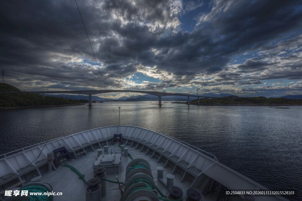 船行碧波上的壮丽天空景