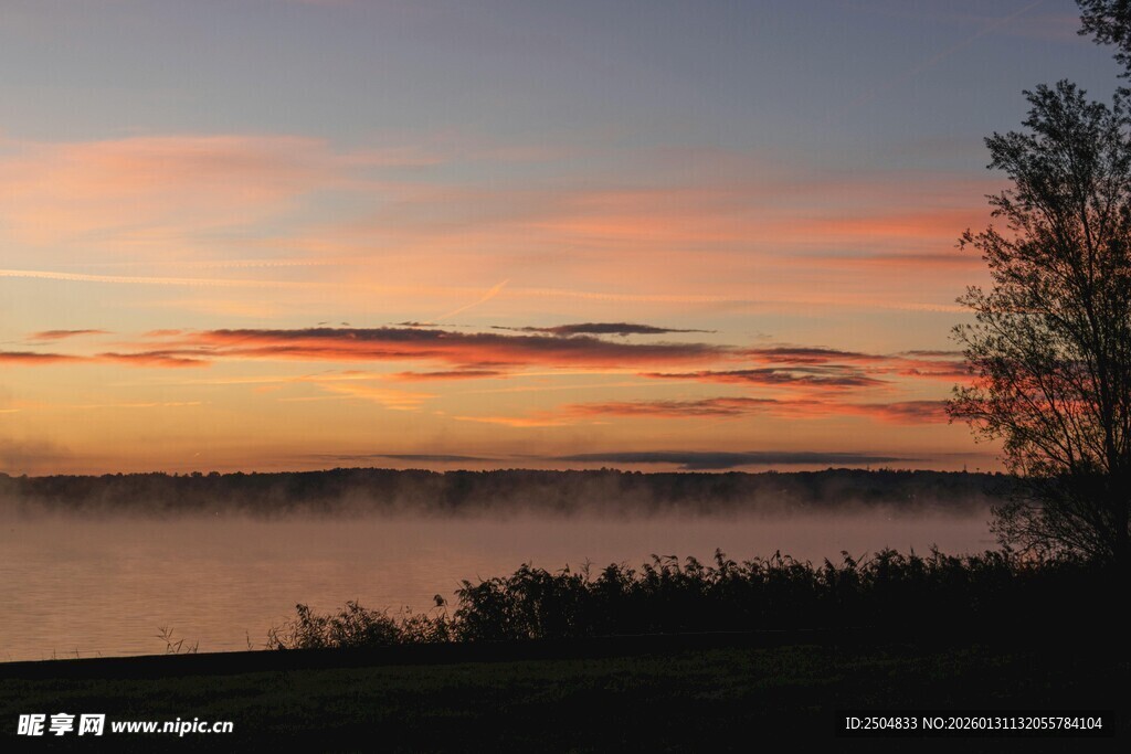 湖畔日出美景 晨雾缭绕