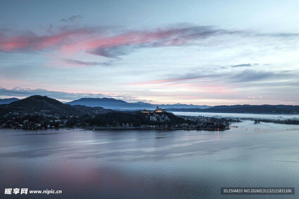 湖畔绝美黄昏景色