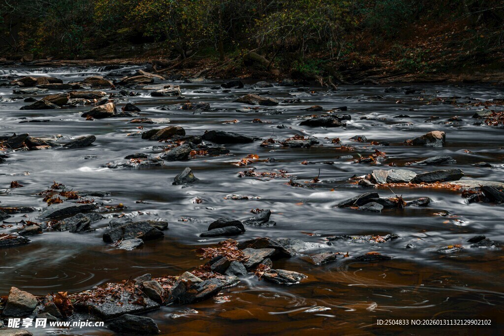 潺潺溪流中的嶙峋石块