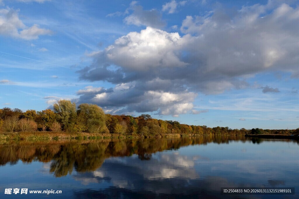 湖畔秋景 云影倒映湖面