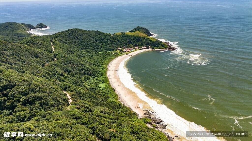 海岸风光 绿意盎然的半岛