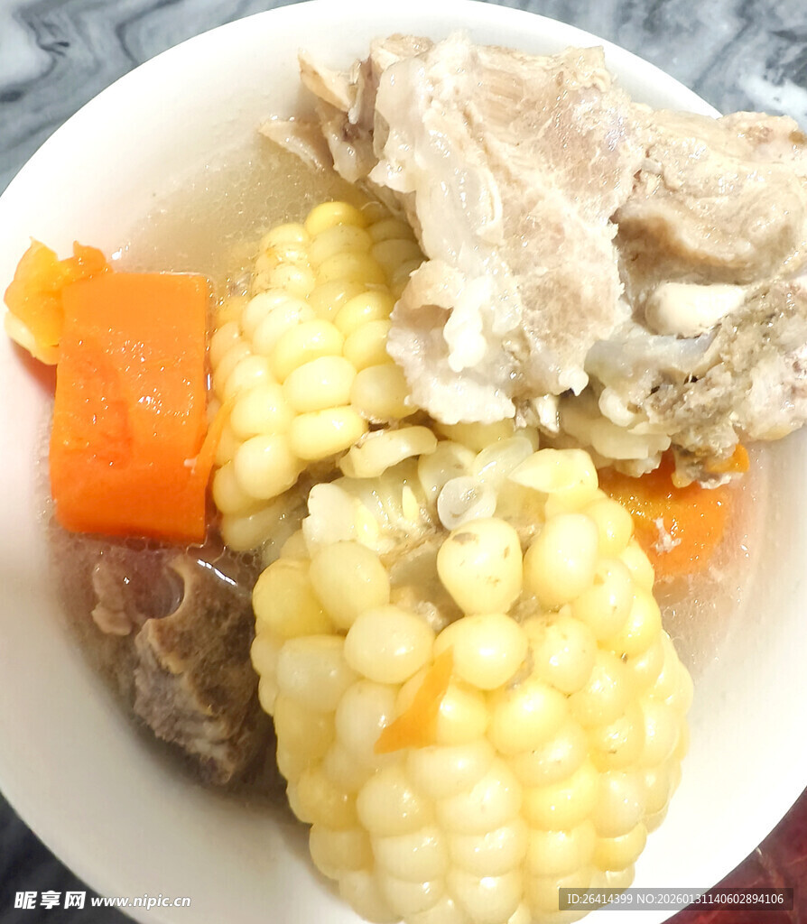 玉米胡萝卜炖排骨汤