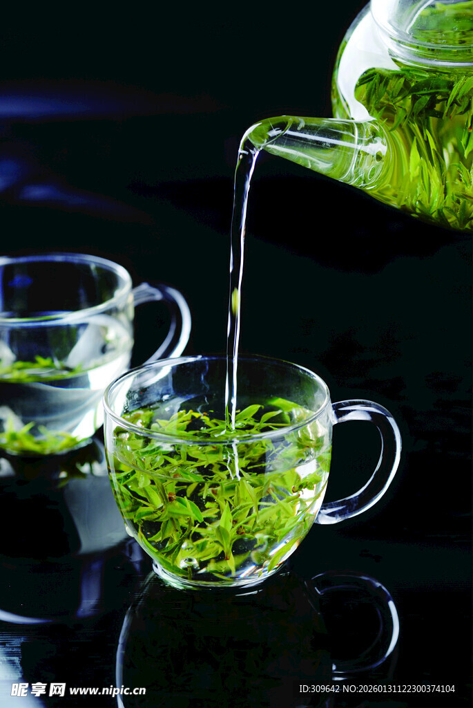 绿茶倾倒入杯瞬间