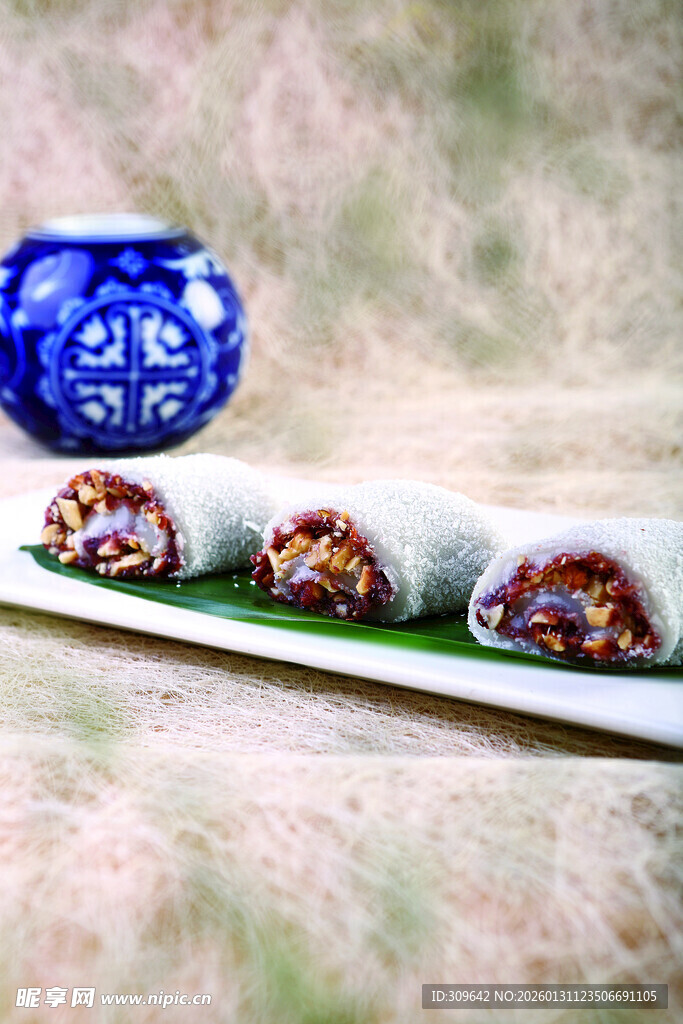 精致寿司与蓝瓷摆件