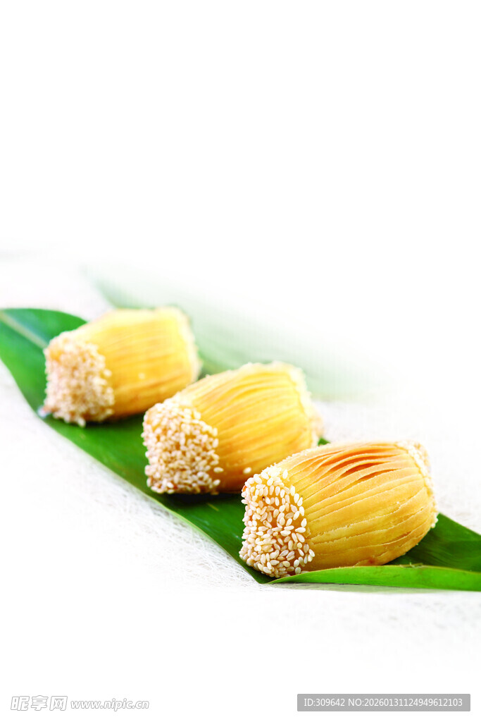 玉米粽摆放在绿叶上