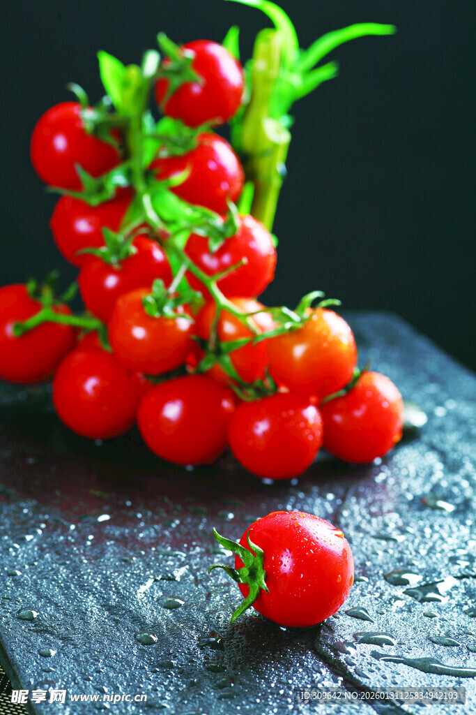 新鲜红樱桃番茄摆于石面