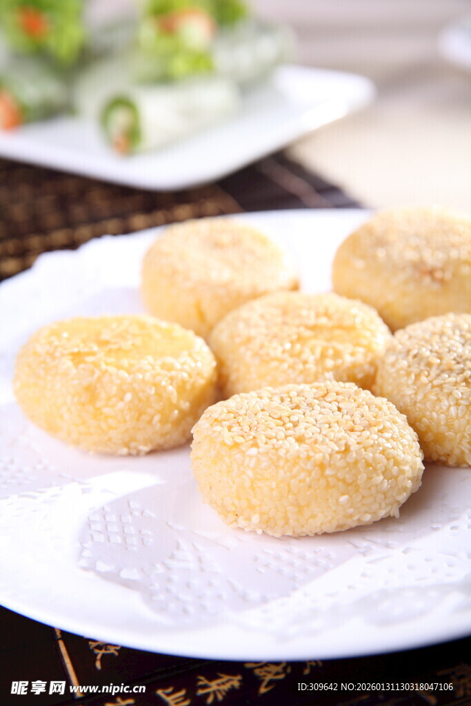 香酥芝麻球摆于白盘